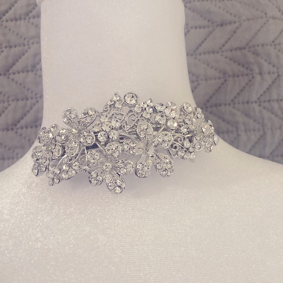 Hair brooch with floral beaded design - Picture 2 of 5